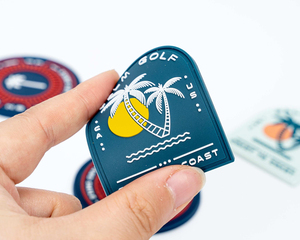 Écussons de vêtements gaufrés, logo personnalisé, badge 3D en relief, fournisseur OEM de vêtements - Product Image 3