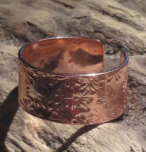 Anillo de Cobre Premium con Diseño Artístico Único y Material Duradero para Exhibición de Joyería en Boutiques - Product Image 2