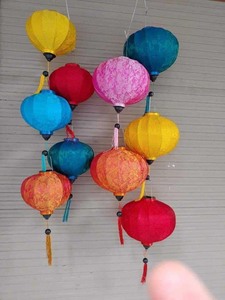 Lanternes en bambou écologiques colorées avec un motif floral peint, doublure en rotin pour la décoration extérieure de la maison - Product Image 3