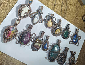 Vente en gros de pendentifs en pierres précieuses faits à la main pour enfants, enroulés de fil de cuivre, assortiment de cristaux naturels, bijoux artisanaux, bouddhisme tibétain - Product Image 3