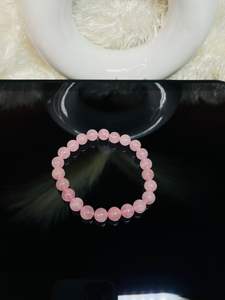 Bracelet élastique fait main en perles de cristal de quartz rose rondes de 8 mm du Gujarat - Protection spirituelle et croissance des qualités semi-précieuses - Product Image 2