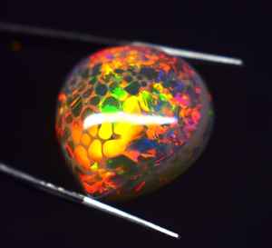 Opale d'Éthiopie noire véritable, cabochon, conçue pour un jeu de couleurs intense, base foncée et un attrait de pierre précieuse rare. - Product Image 4