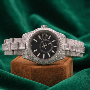 Montre de luxe entièrement sertie de diamants pour hommes |   Cadran noir avec lunette pavée |   Bracelet Baguette |   Déclaration personnalisée Hip Hop - Product Image 1