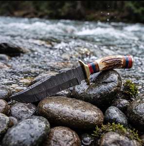 Couteau de chasse Bowie de Damas à lame fixe, gravé et personnalisé, avec manche en os de chameau, garde en laiton et étui en cuir, pour l'extérieur - Product Image 4