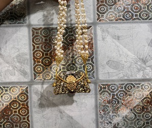 Mini pochette élégante avec décorations Kundan et embellissements raffinés, idéale pour les mariages, sac à main en métal par F S International. - Product Image 2