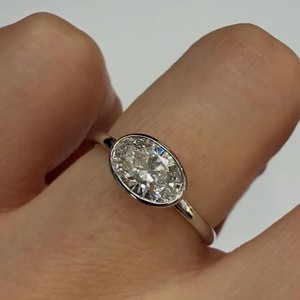 Bague de fiançailles en diamant taille ovale sertie clos, style minimaliste solitaire, pour usage quotidien, bijoux de mariage en or massif 14K 18K - Product Image 1