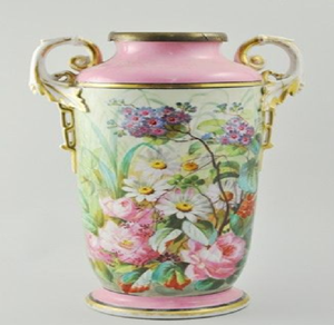 Vase rond en céramique blanche avec base en treillis bleu et illustrations de roses roses luxuriantes, disponible à prix de gros. - Product Image 6