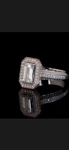 Bague de fiançailles de luxe pour femme en or blanc 14 carats avec diamant solitaire synthétique de laboratoire taille émeraude de 2,00 carats et halo de diamants, certifiée IGI - Product Image 2