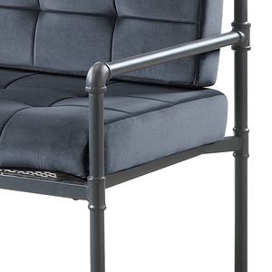 Grey sabbiosa con mobili da giardino sul retro in materiale resistente - Product Image 6