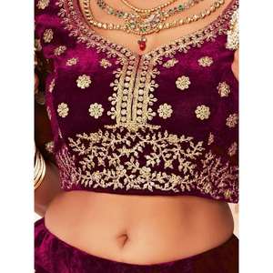 ชุดเจ้าสาวผ้ากำมะหยี่ปักสีม่วงดึงดูดใจ lehenga choli - Product Image 4
