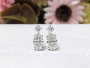 Pendientes colgantes de diamantes cultivados en laboratorio, ovalados y redondos, de 2.10 quilates, pendientes minimalistas de dos piedras, oro blanco macizo de 18 quilates para mujer - Product Image 1