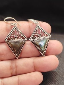 Pendientes grandes vintage plateados con labradorita de forma elegante - Product Image 2