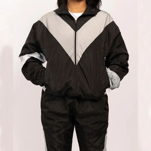 Conjunto de chándal cortavientos ligero con capucha y bloques de color personalizados, jersey de nailon con media cremallera y patchwork, estilo streetwear - Product Image 4