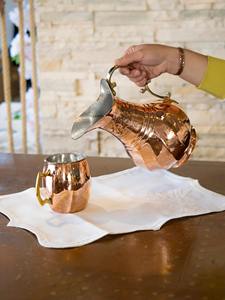 Jarra de cobre estilo vintage para servir, perfecta para cenas festivas y presentaciones especiales en la mesa, procedente de la India. - Product Image 2