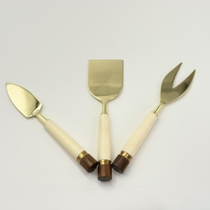 Juego de Cuchillos Profesionales para Queso de Metal con Mango de Resina Blanca, Colección Premium para Cortar Queso para la Industria Hotelera - Product Image 3