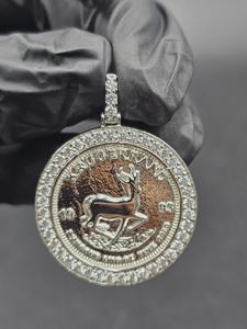 Colgante de Moneda Krugerrand Sudafricana 1993, Plata de Ley 925, Bañado en Oro de 18K, Engaste de Moissanita con Garras, Temática Hip Hop, Lujo - Product Image 5