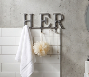 Gancho de Pared Alfabético de Metal de Lujo, Fundición de Aluminio Plateado con Acabado Pulido, Perfecto para Decoración Elegante del Hogar y Exhibición - Product Image 3