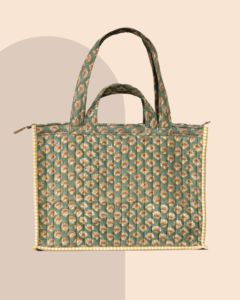 Sac fourre-tout en toile matelassée à rayures vertes, fermeture éclair supérieure, grande taille, poignée supérieure, bordure rayée, style bohème, Jaipur Originals - Product Image 3