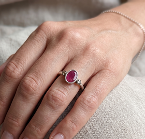 Bague en argent sterling 925 avec serti clos en rubis ovale naturel |   Bijoux fins faits à la main avec accents de diamants, cadeau pour femmes, prix de gros - Product Image 6