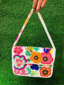 Sacs à bandoulière multi-usages légers, sacs à main d'été perlés Staud, broderie indienne, design personnalisé, perles de rocaille, lettrage en relief - Product Image 1