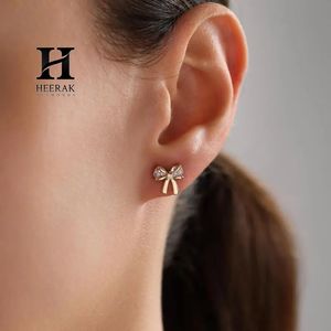 Pendientes de Diseño de Lazo Premium, Elegantes Broches de Lazo Dorado, Joyería Moderna y Minimalista para Niñas y Mujeres - Product Image 2