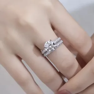 Anillo de Compromiso de Plata de Ley con Moissanita de Corte Redondo de 2.30 TCW, con Engaste de Puntas, Chapado en Oro Blanco de 14k - Product Image 3