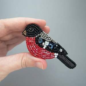 Broche de bandera estadounidense hecho a mano con pedrería y ribete dorado, pin patriótico con diseño de bandera ondeante para uniformes, bolsos y ropa. - Product Image 4