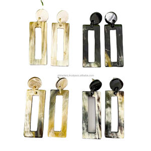 Pendientes Colgantes Modernos Hechos a Mano, Diseño Único y Clásico con Cuernos de Búfalo Rectangulares, Personalización Disponible, de la India - Product Image 3