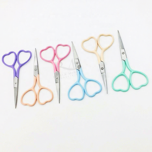 Tijeras de Manicura con Punta Plateada en Forma de Corazón, 6 Colores Diferentes con Recubrimiento en Polvo, Punta Recta y Afilada, Acero Inoxidable - Product Image 5