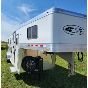 Factory Direct Horse <b>Trailer</b> for Sale Durable Livestock Transport Enclosed Heavy Duty Steel Frame Multi Horse Capacity Road Use - Product Image 4