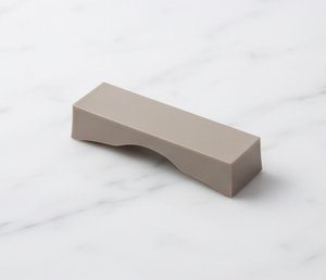 Reposacucharas de silicona color taupe, soporte largo para utensilios con ranura curva para encimera de cocina y uso con vajilla. - Product Image 1
