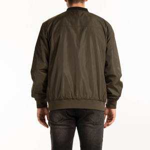 Chaqueta bomber premium con material resistente y diseño elegante. Perfecto para la comodidad y el estilo durante todo el día - Product Image 3