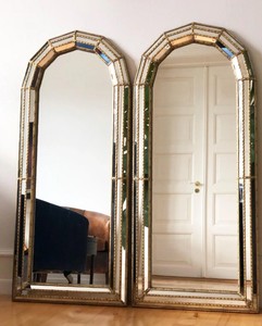 Par de Espejos Venecianos Grandes de Latón de Estilo Vintage – Dorados - Product Image 1
