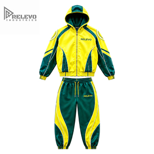 Ensemble de survêtement streetwear unisexe surdimensionné personnalisé OEM, avec sweat à capuche zippé intégral et pantalon jogger, à blocs de couleur contrastés et passepoil. - Product Image 1