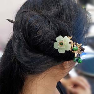 กิ๊บติดผม 18 ซม. ทำจากพลาสติกและไม้ ประดับด้วยลูกปัดและพู่ห้อย เครื่องประดับผมคุณภาพสูง ดีไซน์เหนือกาลเวลา สวยสง่า - Product Image 6