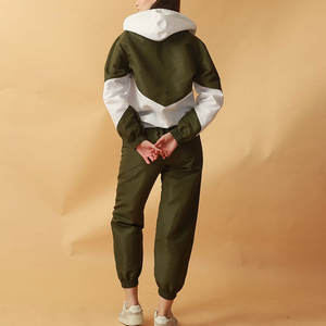 Ensemble de survêtement coupe-vent personnalisé avec logo pour homme, veste à capuche et pantalon d'extérieur en nylon multi-poches pour l'hiver - Product Image 6