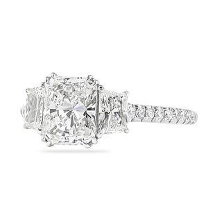แหวนเพชรทรงเรเดียนท์คัท 1.70 กะรัต ประดับเพชรสามเม็ด สี D E พร้อมวงแหวนแบบ Pave Band แหวนเพชรสวยหรูสำหรับผู้หญิง - Product Image 3