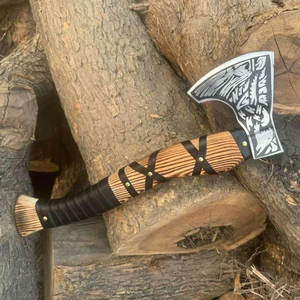Hache de style viking traditionnel avec poignée en cuir et tête en métal gravée pour une décoration rustique - Product Image 3