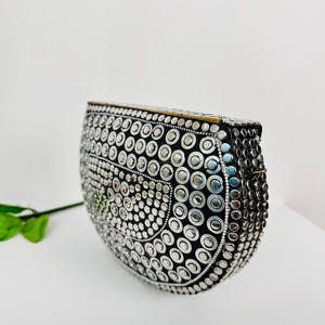 Sculpture moderne en aluminium plaqué or poli, cadre de mariée, pochette de soirée glamour argentée et dorée à pois, artisanat antique - Product Image 6