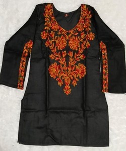 Kurta Negra de Algodón para Mujer con Bordado Floral Rojo, Top Étnico Tradicional Estilo India Pakistán BLUESTAR- BS...159- 85418 - Product Image 3