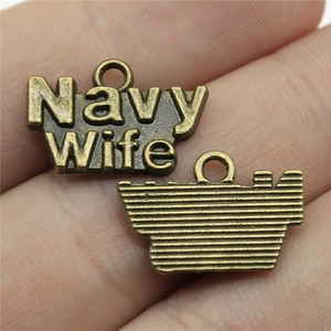 Colgante con letras 'Esposa de la Marina' de 19x13mm, de aleación de zinc en plata envejecida, para recuerdo de esposa militar - Product Image 3
