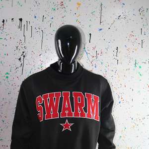 Sudadera SWARM BLACK con Cuello Alto, 100% Rojo, Apliques Bordados, Cuello Ancho, Hilos Finos - Product Image 5