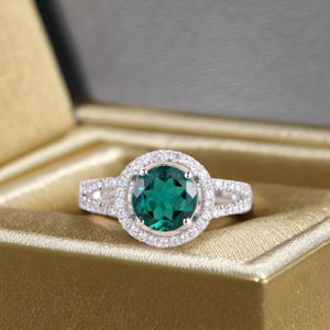 Bague en or blanc massif de 14 carats émeraude de laboratoire de coupe ronde de 7 mm bague de fiançailles en or de mai pierre de naissance bague Art déco à tige fendue - Product Image 1