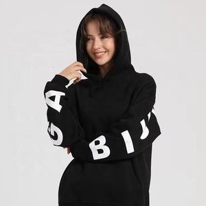 Sudadera con Capucha Negra para Mujer con Estampado de Letras Blancas en las Mangas, Estilo Casual, 100% Algodón Tejido, Ropa de Otoño - Product Image 1