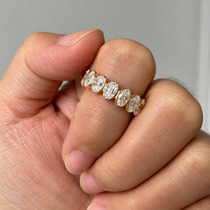 Anillo de Eternidad Clásico de Oro Sólido de 10K para Mujer con Diamante Cultivado en Laboratorio de Corte Ovalado y Engaste de Puntas, Banda Apilable - Product Image 4