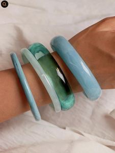 Bracelets en résine Aqua Glow translucides, bracelets effet verre Sea Breeze, ensemble de bracelets en résine Pastel Lagoon, empilables en cristal - Product Image 3
