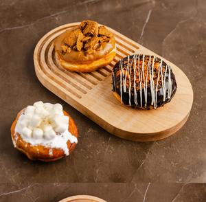 Plateau ovale bohème en bois d'érable poli, arc-en-ciel, pour décoration intérieure, plateau de service, planche à charcuterie, photographie de produits - Product Image 3