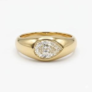 Bague Chevalière Classique en Or Jaune 18 carats avec Diamant Poire 1 carat, Sertissage Moderne en Sceau, Bague pour Homme, Bague avec Diamant de Laboratoire, Bagues de Quotidien pour Homme - Product Image 3