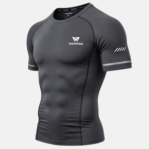 เสื้อรัดกล้ามเนื้อแขนสั้น Warpro สำหรับผู้ชาย แห้งเร็ว ผลิตจากผ้าสแปนเด็กซ์และโพลีเอสเตอร์ เหมาะสำหรับออกกำลังกาย มีโลโก้ด้านหน้า ไซส์ M สำหรับผู้ใหญ่ - Product Image 2