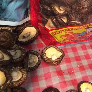 Champignons Shiitake Séchés Premium Blancs / Noirs Entiers du Vietnam pour Soupes, Sauces et Usage Culinaire - Product Image 6